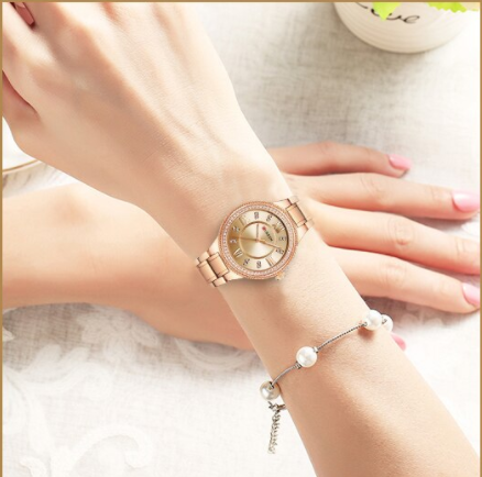 Montre Femme Curren Cassandra – Élégance Audacieuse & Design Intemporel